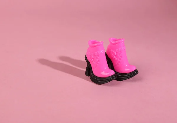 Botas Boneca Moda Fundo Rosa Layout Moda Mínima — Fotografia de Stock