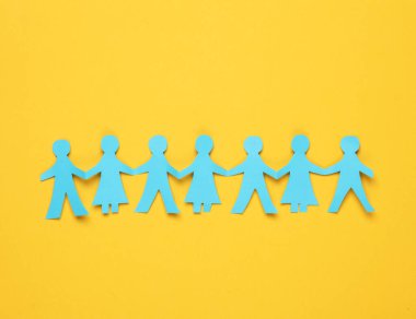 Birlikte daha güçlüyüz. Ukrayna halkı birliği. Mavi Kağıt, Ukrayna bayrağını simgeleyen sarı arka planda Zincirli kadın ve erkekleri kesti. Rus saldırganlığı.