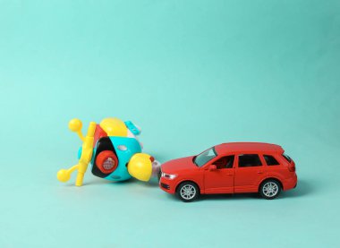 Mini oyuncak araba ve motosiklet kazası mavi arka planda, olay, trafik kazası