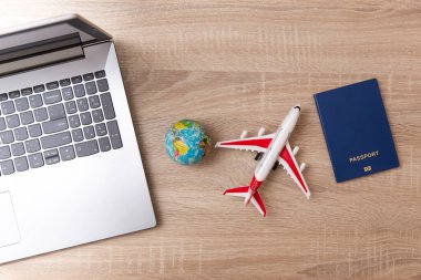 Laptop ve Seyahat özellikleri ahşap bir masada. Üst görünüm