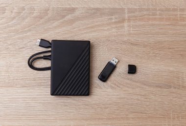 Tahta masadaki USB çubuklu harici sabit disk