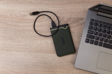 Tahta masadaki harici diskli dizüstü bilgisayar