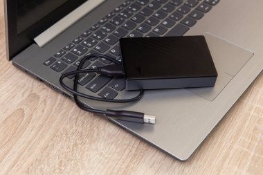 Tahta masadaki harici diskli dizüstü bilgisayar