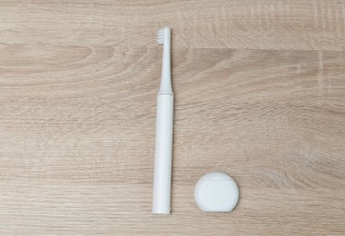 Diş fırçası ve diş ipi.