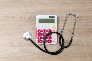 Masada hesap makinesi olan stetoskop