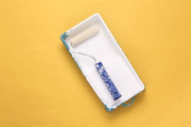 Sarı arka planda boya işi. Üst görünüm