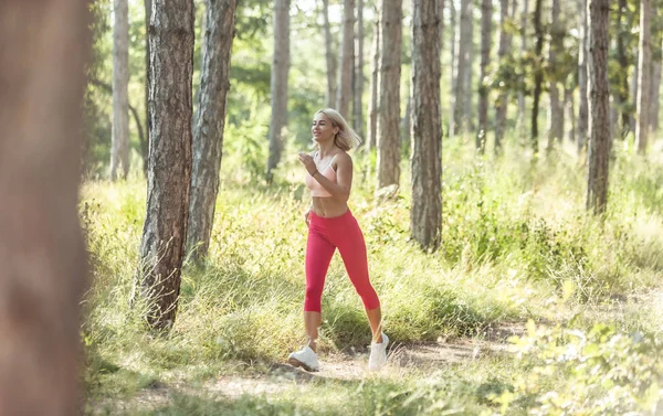 Jonge Vrouw Atleet Sportkleding Loopt Het Bos Gezonde Levensstijl — Stockfoto