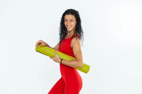 Joven Yogui Sonriente Ropa Deportiva Roja Con Esterilla Yoga Manos — Foto de Stock