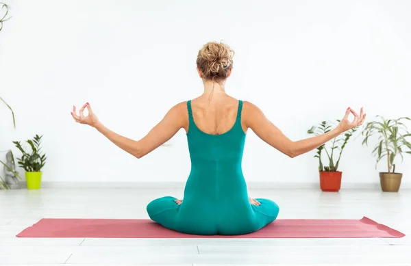Mujer Yogui Joven Medita Mientras Sienta Esterilla Estudio Yoga Vista — Foto de Stock