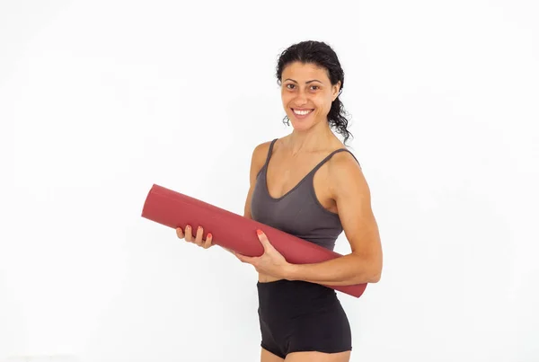 Imagen Mujer Atlética Sonriente Con Esterilla Yoga Aislada Sobre Fondo — Foto de Stock