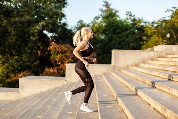 Kobieta Fitnessu Biegnie Schodach Wcześnie Rano Zdrowy Styl Życia — Zdjęcie stockowe