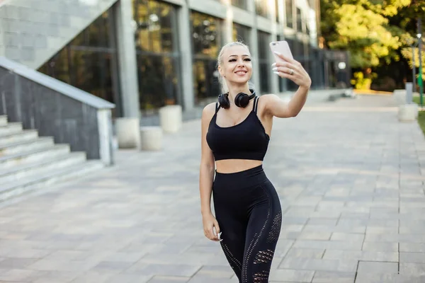 Jong Fitness Meisje Het Nemen Van Selfie Telefoon Buiten — Stockfoto