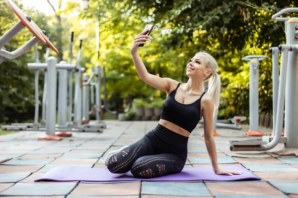 Fitness Vrouw Maakt Selfie Telefoon Tijdens Het Zitten Mat Het — Stockfoto