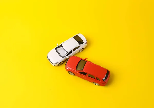 Dois Mini Brinquedo Acidente Carro Fundo Amarelo Incidente Acidente Carro — Fotografia de Stock