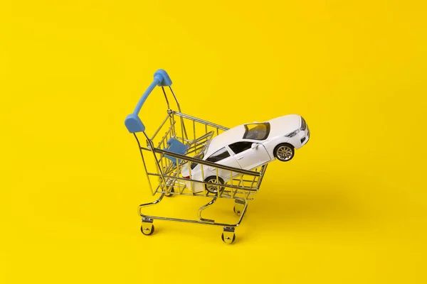 Het Concept Van Een Auto Kopen Winkelwagen Met Speelgoed Auto — Stockfoto