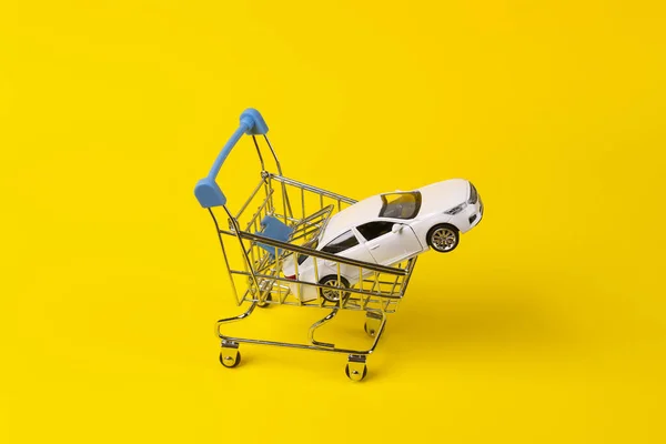 Comprar Conceito Carro Carrinho Compras Com Modelo Carro Brinquedo Fundo — Fotografia de Stock