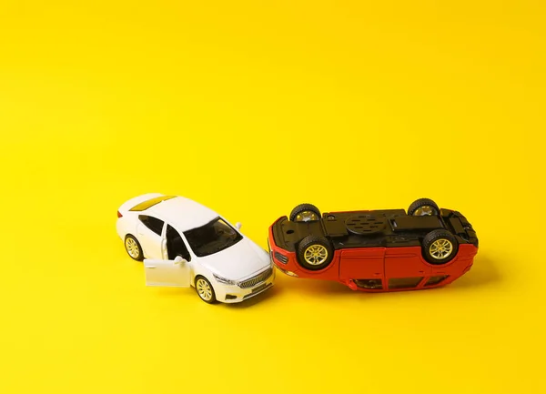 Sarı Arka Planda Iki Küçük Oyuncak Araba Kazası Kaza Trafik — Stok fotoğraf