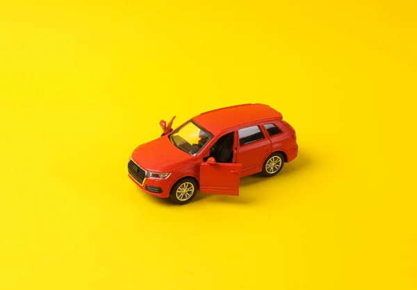 Mini Modelo Carro Brinquedo Vermelho Com Portas Abertas Fundo Amarelo — Fotografia de Stock