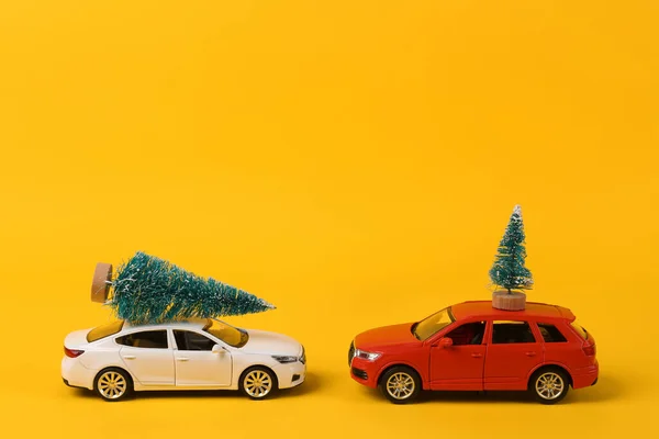 Modelo Dois Carros Brinquedo Com Árvore Natal Fundo Amarelo Conceito — Fotografia de Stock