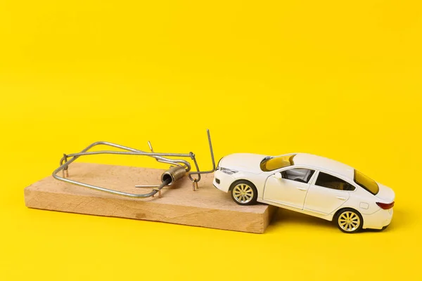 Modelo Carro Brinquedo Com Uma Ratoeira Fundo Amarelo Problemas Ocultos — Fotografia de Stock
