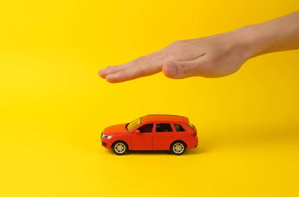 Otomatik Koruma Konsepti Sigorta Sarı Arka Plandaki Oyuncak Araba Modelini — Stok fotoğraf