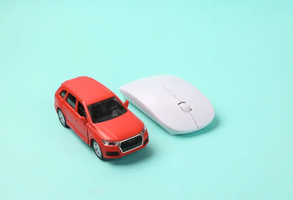 Modelo Carro Brinquedo Com Mouse Fundo Azul — Fotografia de Stock