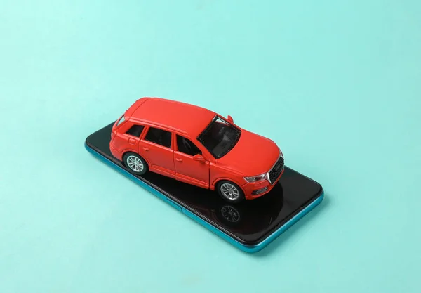Modelo Carro Brinquedo Com Smartphone Fundo Azul — Fotografia de Stock