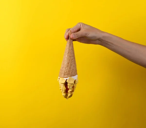 雌性手将冰淇淋锥放在黄色背景上 夏季背景 — 图库照片