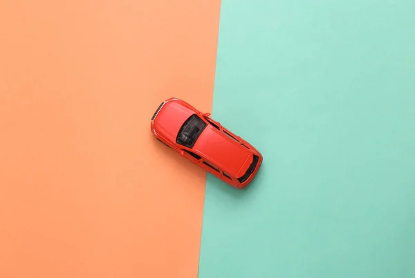 Modelo Carro Brinquedo Fundo Azul Rosa Vista Superior Depósito Plano — Fotografia de Stock