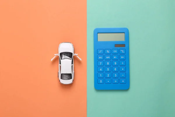 Model Hraček Kalkulačkou Růžovém Modrém Pozadí Výpočet Nákladů Nákup Automobilů — Stock fotografie