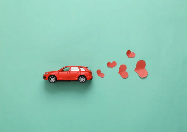 爱情的概念 蓝底心型汽车模型 顶视图 — 图库照片