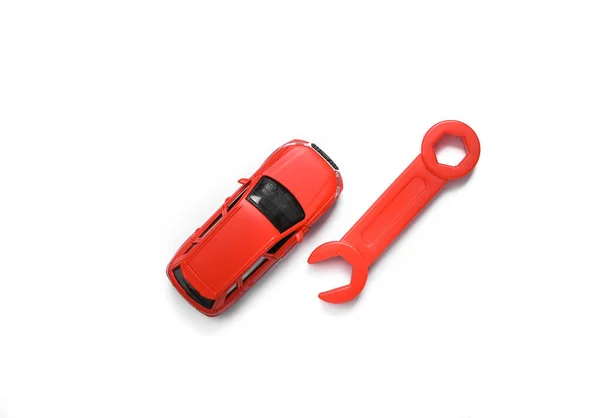Zabawkowy Model Samochodu Kluczem Białym Tle Serwis Samochodowy Koncepcja Naprawy — Zdjęcie stockowe