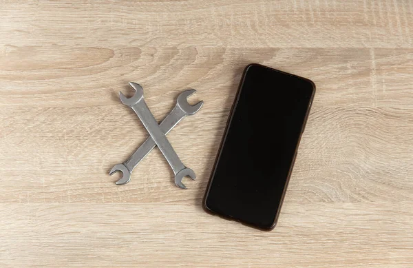 Akıllı Telefon Tamiri Ahşap Masada Anahtarı Olan Telefon — Stok fotoğraf