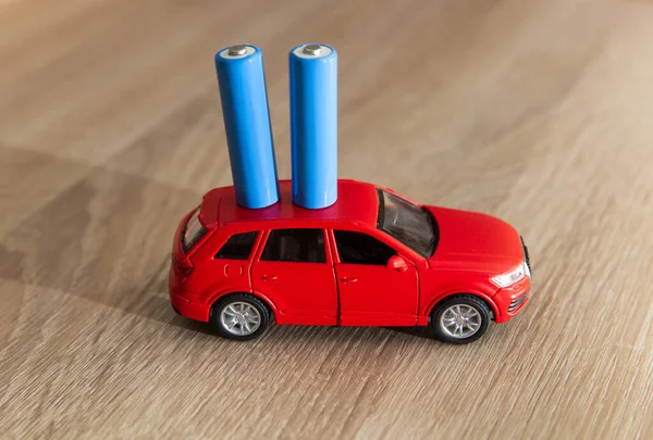 Modelo Carro Com Baterias Uma Mesa Madeira — Fotografia de Stock