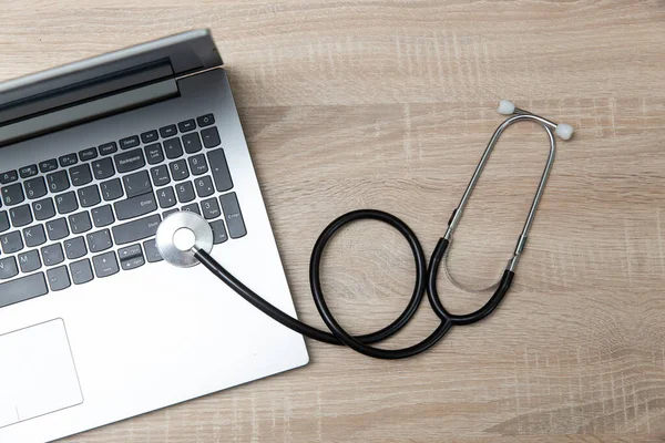 Laptop Com Estetoscópio Uma Mesa Madeira Diagnóstico — Fotografia de Stock