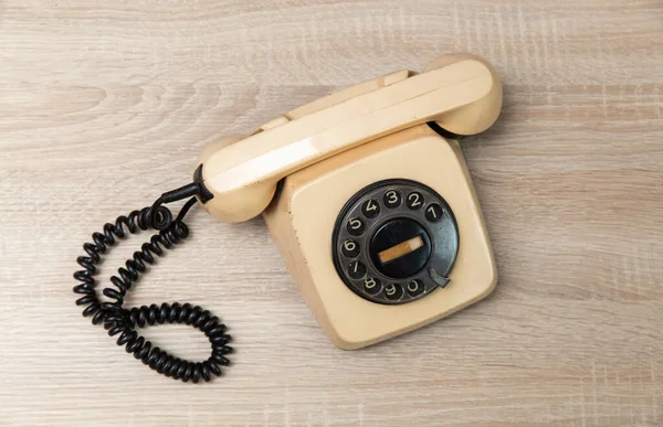 Tahta Masanın Üzerinde Eski Model Bir Telofon — Stok fotoğraf