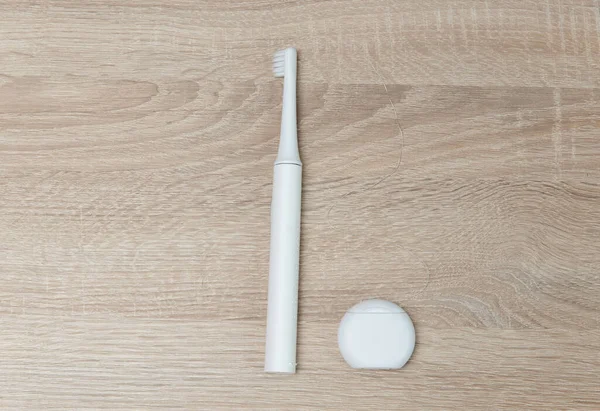 Elektro Zahnbürste Mit Zahnseide Auf Dem Tisch — Stockfoto