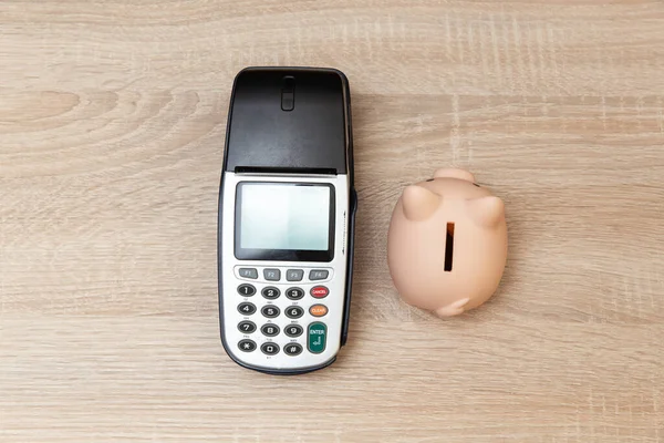 Varkens Bank Met Betaling Pos Terminal Houten Tafel — Stockfoto