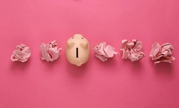 Piggy Bank Com Bolas Papel Amassadas Fundo Rosa — Fotografia de Stock