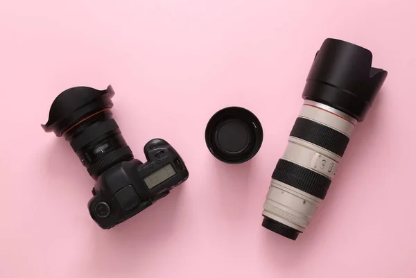 Professional Digital Camera Set Lenses Pink Background Top View — Stock Photo, Image
