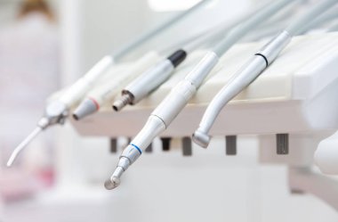 Dişçi matkap makinesi. Diş sağlığı kliniğinde diş aletleri ve ekipmanlar