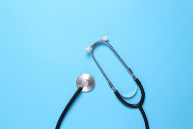 Mavi arka planda tıbbi steteskop var. Üst görünüm