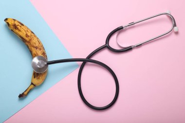 Mavi pembe arka planda steteskoplu bana. Erkek hastalıklarının tedavisi, cinsel sistemin işlev bozuklukları