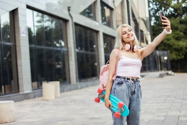 在这个城市 穿着滑板的年轻姑娘在电话里自作主张 — 图库照片