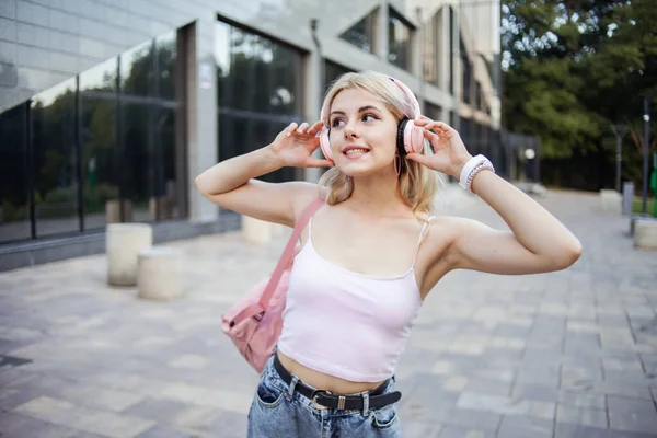 Молода Крута Дівчина Слухає Музику Навушниками Місті — стокове фото