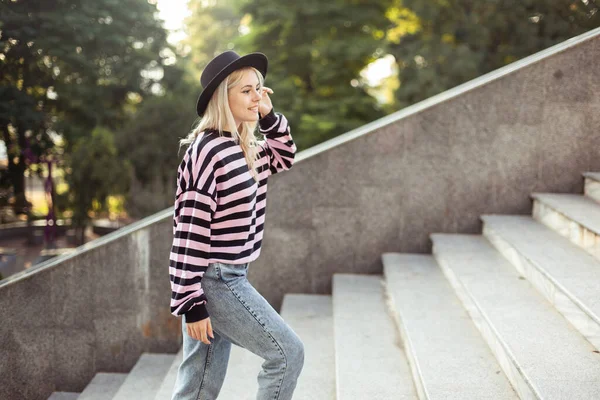 Şapkalı Genç Çekici Kız Merdivenlerden Dışarı Çıkıyor — Stok fotoğraf