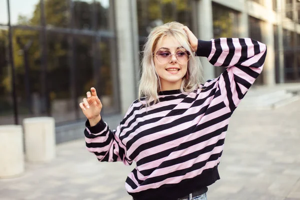 Emotional Blonde Girl Sunglasses Having Fun City — Fotografia de Stock