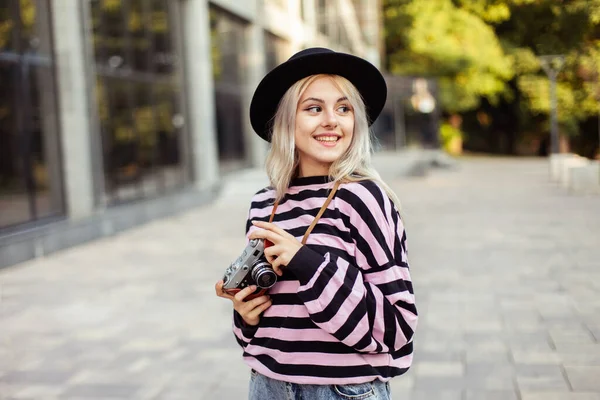 Charming Hipster Girl Hat Retro Camera Outdoors — Stockfoto
