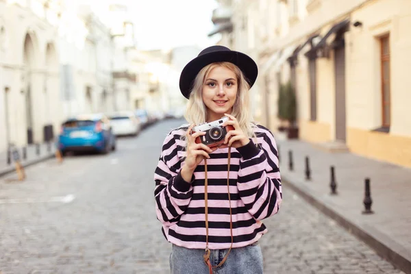 Charming Hipster Girl Hat Retro Camera City Travel Concept Lifestyle — 스톡 사진