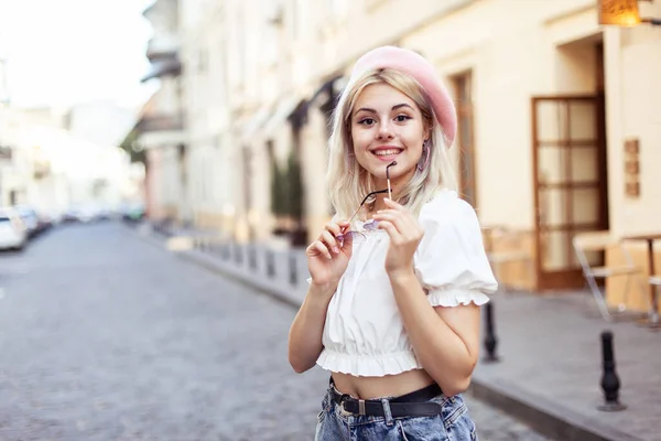 Retrato Una Encantadora Joven Una Boina Gafas Calle Europea — Foto de Stock